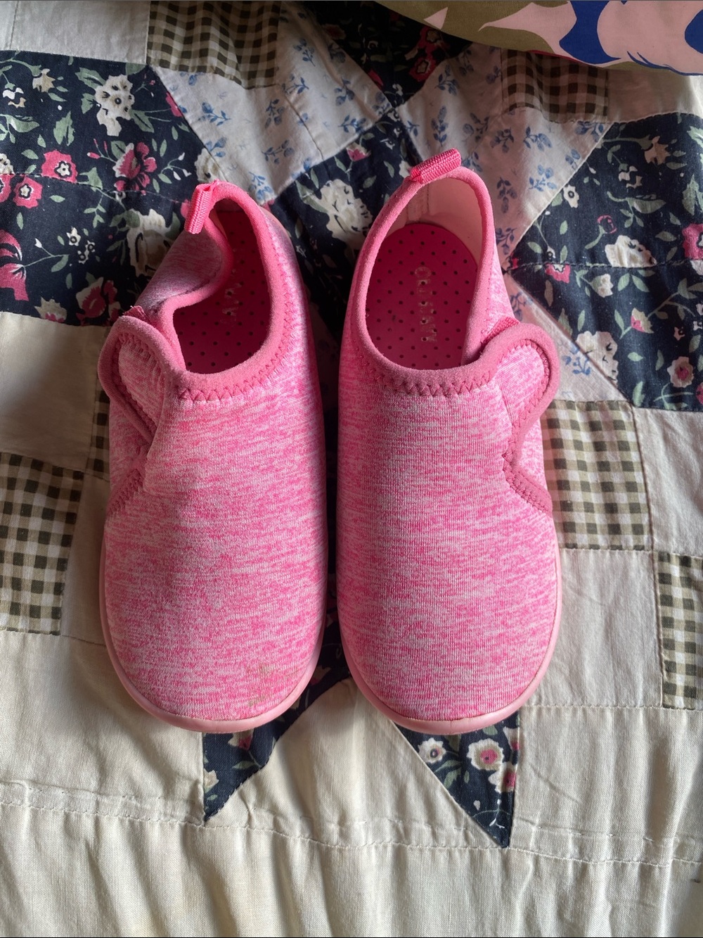 Kids pink water shoes